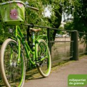 Grønn sykkel lent mot et gjerde